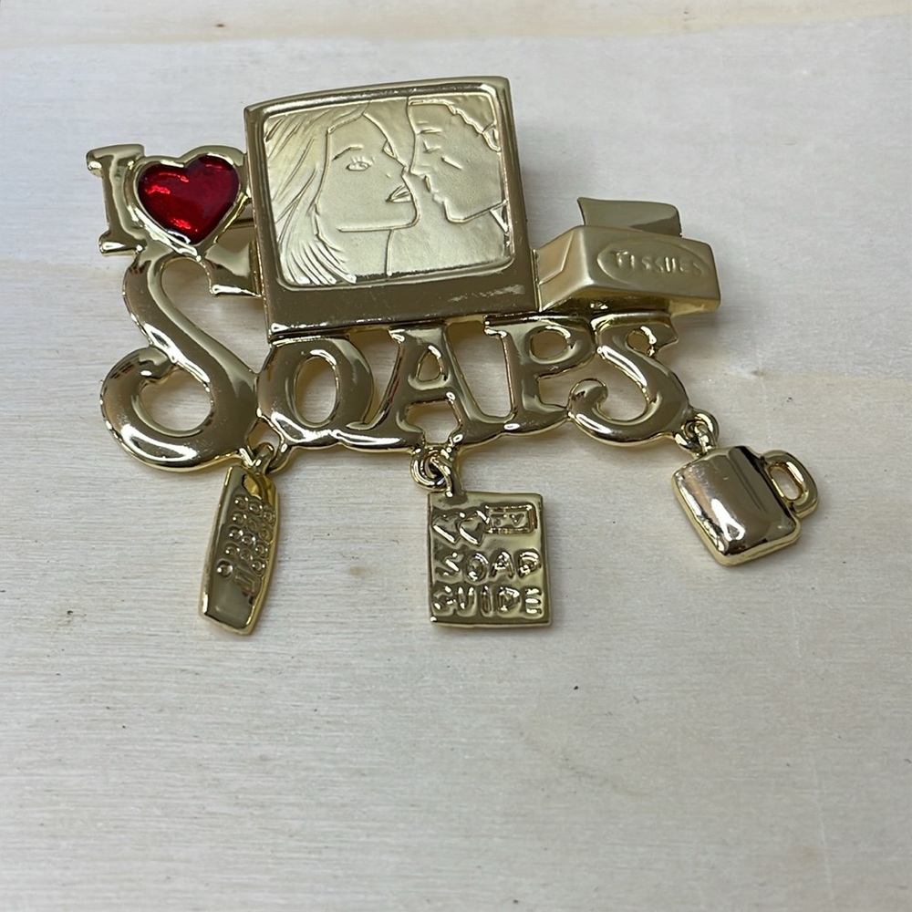 NWOT DANECRAFT "I LOVE ❤️ SOAPS" DANGLE CHARM GOLD TONE BROOCH PIN